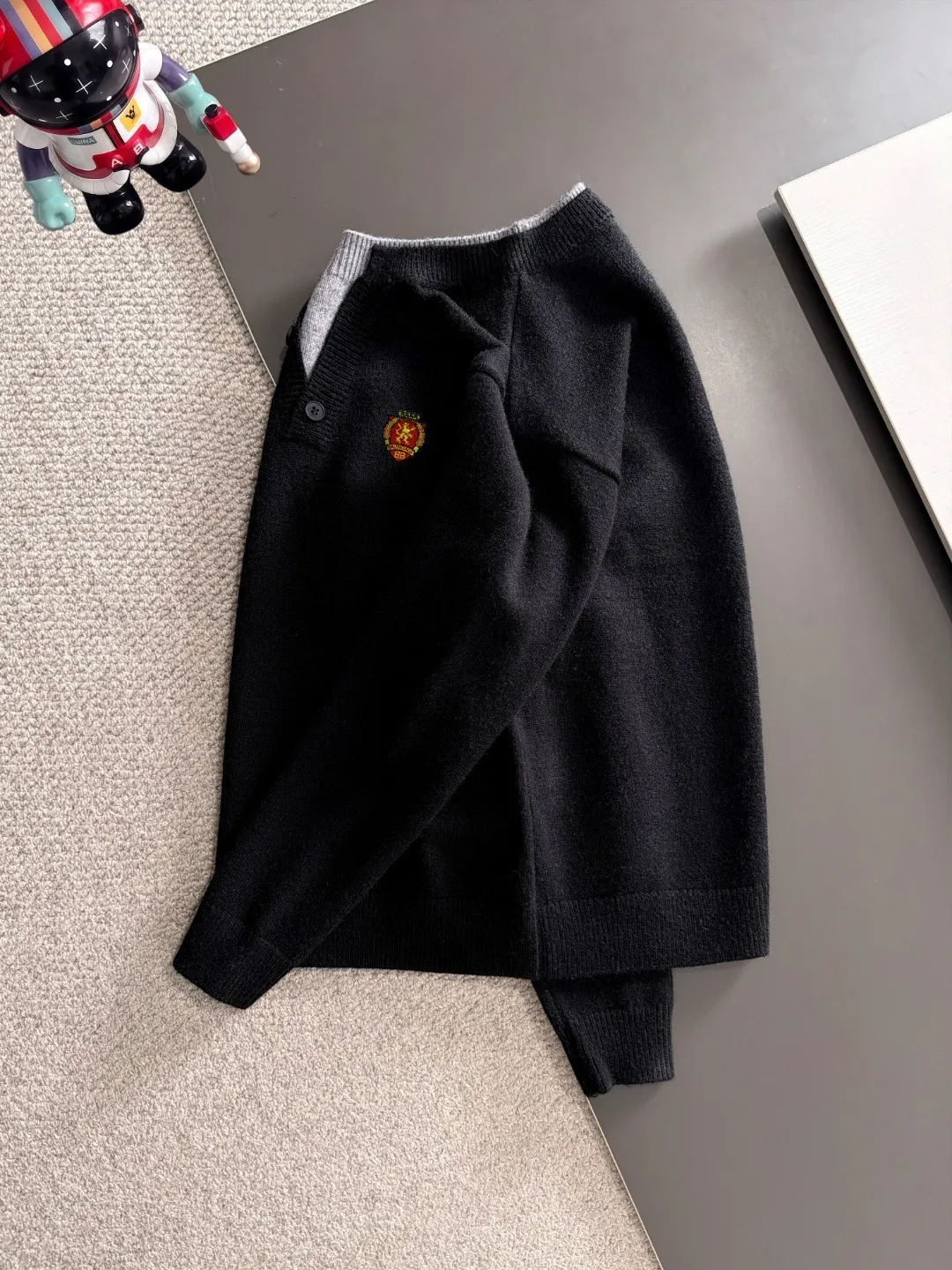Next day shipping P195 Balenciaga high quality 2026 autumn and winter official website latest sweater, on sale at the same time at the counter Hot Sale! Specially made of wool blended fabric. It feels comfortable and can be directly in contact with the skin. The logo badge is exquisitely embroidered, which is extremely eye-catching! The details highlight the fashionable charm of big brands. Exquisite workmanship. Three-dimensional cutting style. The wearing effect is invincible and handsome! All three standards are complete! Sizes:M-3XL